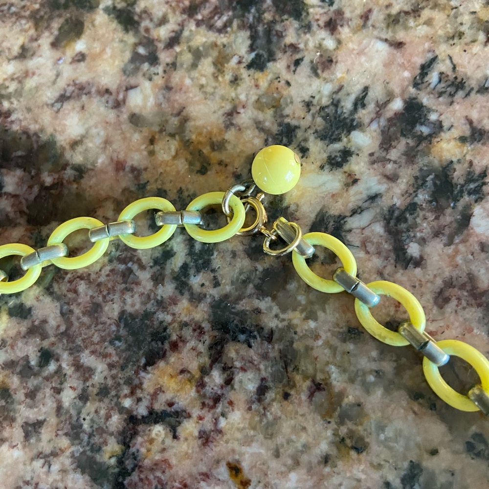 Vintage Floral Jewelry Set in Yellow and Gold tones - Picture 6 of 6